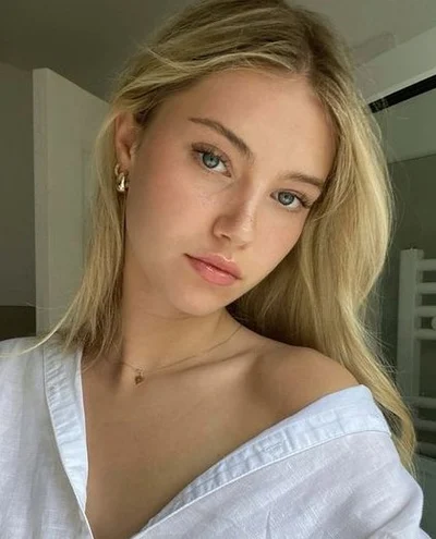 Девушка «Выбери меня» - Реалистичный ИИ-компаньон